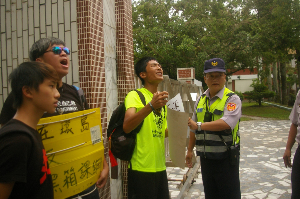 陳情學生苦行到花蓮，想「巧遇」來花蓮的教育部長，最終希望沒有達到，學生們失望地哭了，員警也試圖安撫。（記者王維／攝）