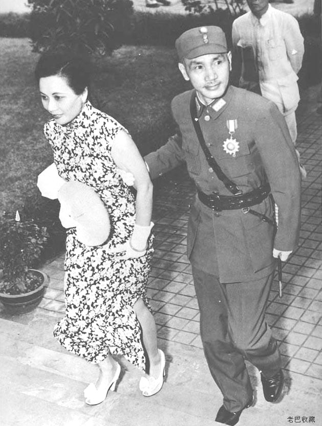 1943年的蔣介石與宋美齡夫婦，1949年國民黨撤退至台灣後首位總統與第一夫人。1988年蔣經國死後，宋美齡曾一度被當時國民黨非主流派推出作為精神象徵。(下載自維基百科)