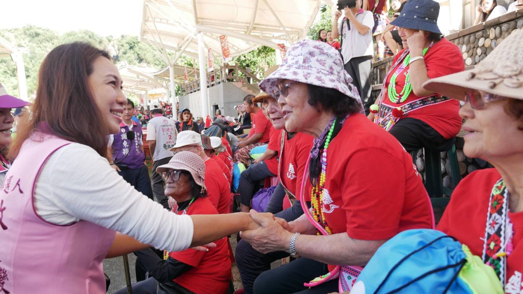 劉曉玫到原住民部落拜票，深受當地族人歡迎。圖／競選總部提供