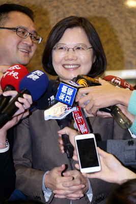 民進黨總統候選人蔡英文（前）25日晚間在民視，出席首場中選會主辦的總統候選人電視政見發表會後接受媒體訪問。(圖:中央社)