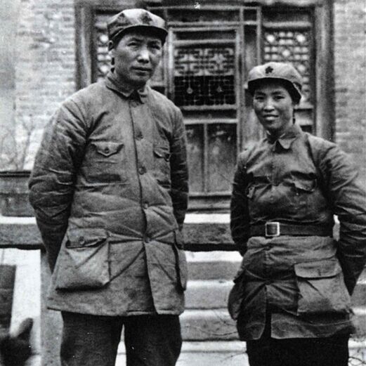 毛澤東與他的第三任妻子賀子珍攝於延安。日後賀子珍精神失常，毛澤東另取新歡江青。圖／取自網路