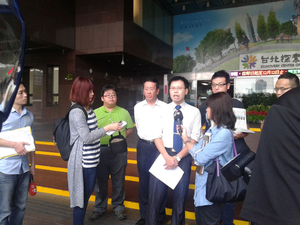 北市政府今天公布「0723反黑箱課綱」專案小組調查報告初稿，獨立記者林雨佑、苦勞網記者宋小海、律師顧立雄、自由時報工會理事長郭安家以及台灣人權促進會執委涂予尹律師今天在北市府外召開記者會。(蘇元和攝影)