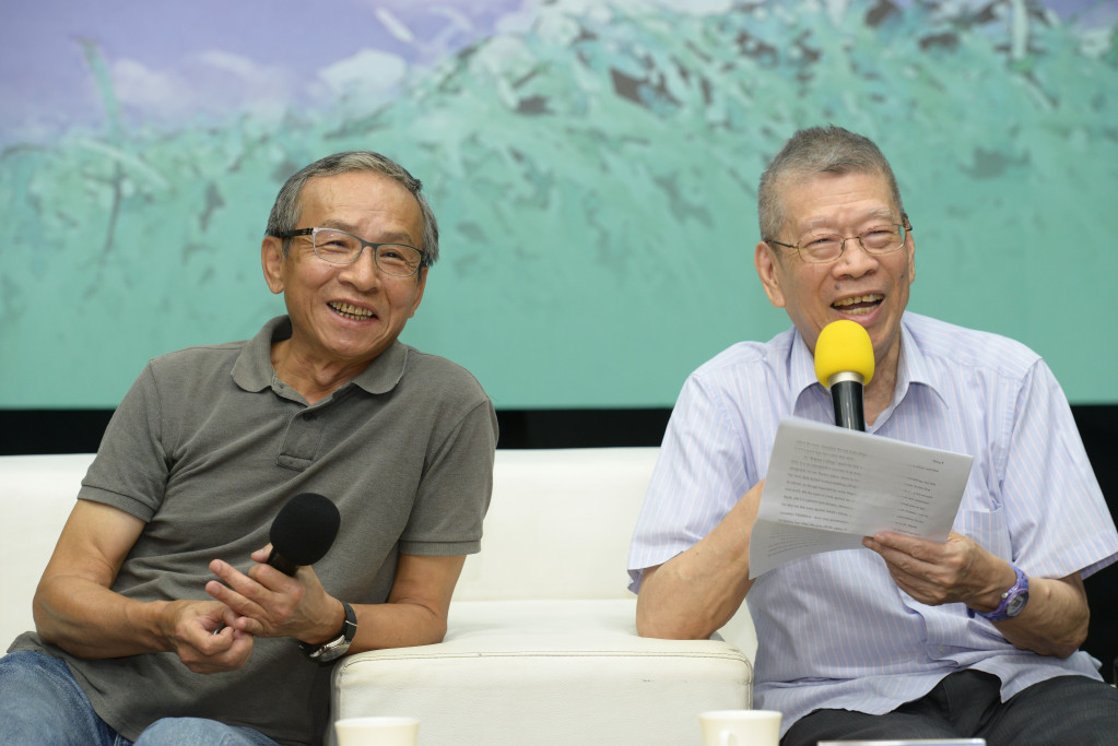 作家鄭清文（右）遽逝，今年7月綠光劇團「清明時節」記者會，鄭清文還與編導吳念真（左）一同出席。（圖民報資料照片，郭文宏攝）