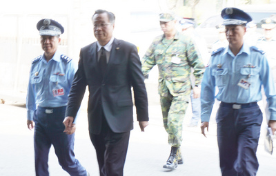 國防部長嚴明（左2）表示，殉職飛官莊倍源將入祀地方忠烈祠。（資料照片，中央社）