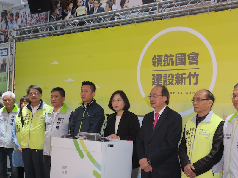 蔡英文今天將行動中常會開到新竹，並喊出集中選票唯一柯建銘。（朱蒲青攝）