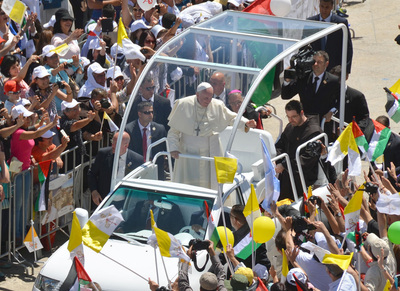 天主教教宗方濟各（Pope Francis）出巡時，都會乘坐這輛被他戲稱為「沙丁魚罐頭」的防彈座車，但未來將不復再見了，因為教宗已經宣布不再使用這輛隔開他與民眾接觸的防彈車了。（共同社提供）中央社