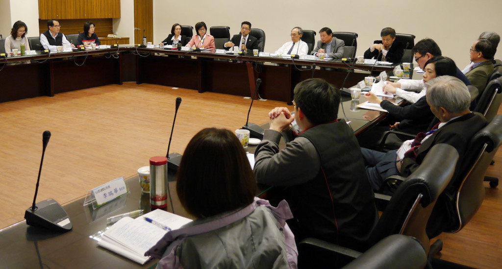 因應流感疫情，衛生局長徐祥明召集五大醫院首長協調緊急病床。（圖片衛生局提供）