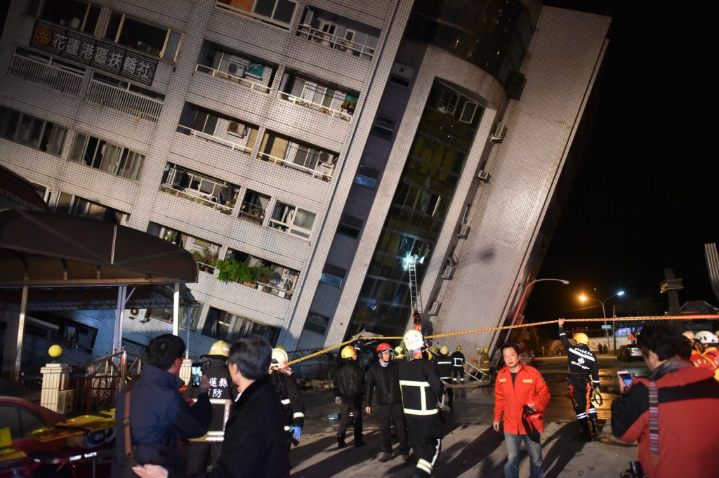 氣象局地震中心代理主任陳國昌指出，由於這次菲律賓海板塊地殼較薄且又接近地表，屬於淺層地震，對建築物破壞較大，導致建築物受損或倒塌。圖／王志偉、黃文琪