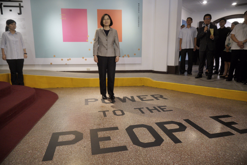 總統蔡英文出來總統府布展記者會時，走向 Power to the people 主視覺。圖／張良一