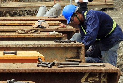 勞工工時過高，下班後以通訊軟體交派工作，立委擬提案修法將算加班。（圖：中央社）