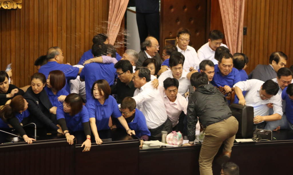 立法院審議勞基法一例一休修法，藍綠立委為搶占主席台打成一團，國民黨立委陳宜民今天提告綠委王定宇殺人未遂與傷害，王定宇揚言反告。圖／何豪毅攝（資料照片）