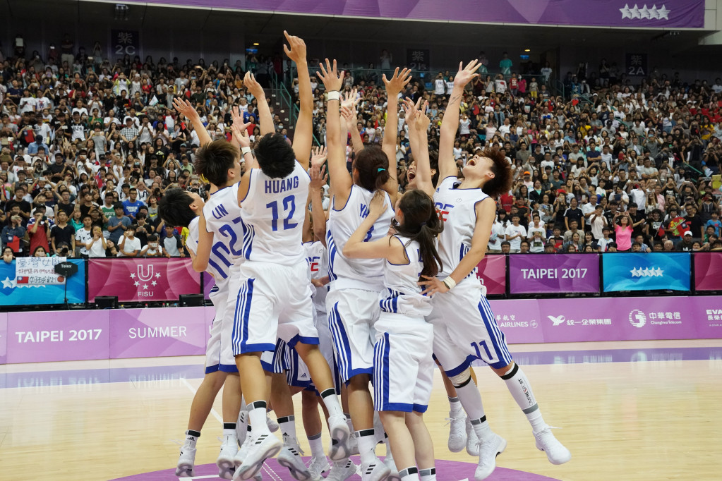 台灣女籃隊昨天擊退戰鬥民族俄羅斯，以81:66拿下銅牌，全場歡呼。圖／2017台北世大運組委會提供