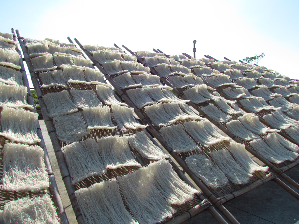 新竹米粉之所以好吃，大家都知道是因為「新竹風」的關係。新竹因為是「畚箕嘴」地形，三面高而一面開口向海，東北季風一起，在地勢的影響下，風力更形猛烈。（陳錦昌攝）
