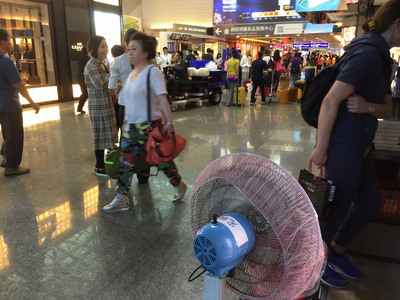 暴雨導致桃園機場二航廈大淹水停電，空調至今尚未恢復，站內工作人員出動工業用的大型電風扇與冰塊，消暑降溫。（中央社）20160605