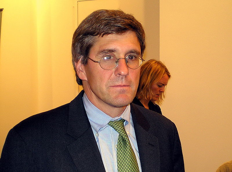 川台美熱線引發中國不滿，川普的經濟顧問摩爾（Stephen Moore）接受電台訪問時表示，台灣是美國的盟友，應該大力支持，並強調：「我不在乎中國人是否玻璃心碎滿地」。(圖/擷取自維基百科)
