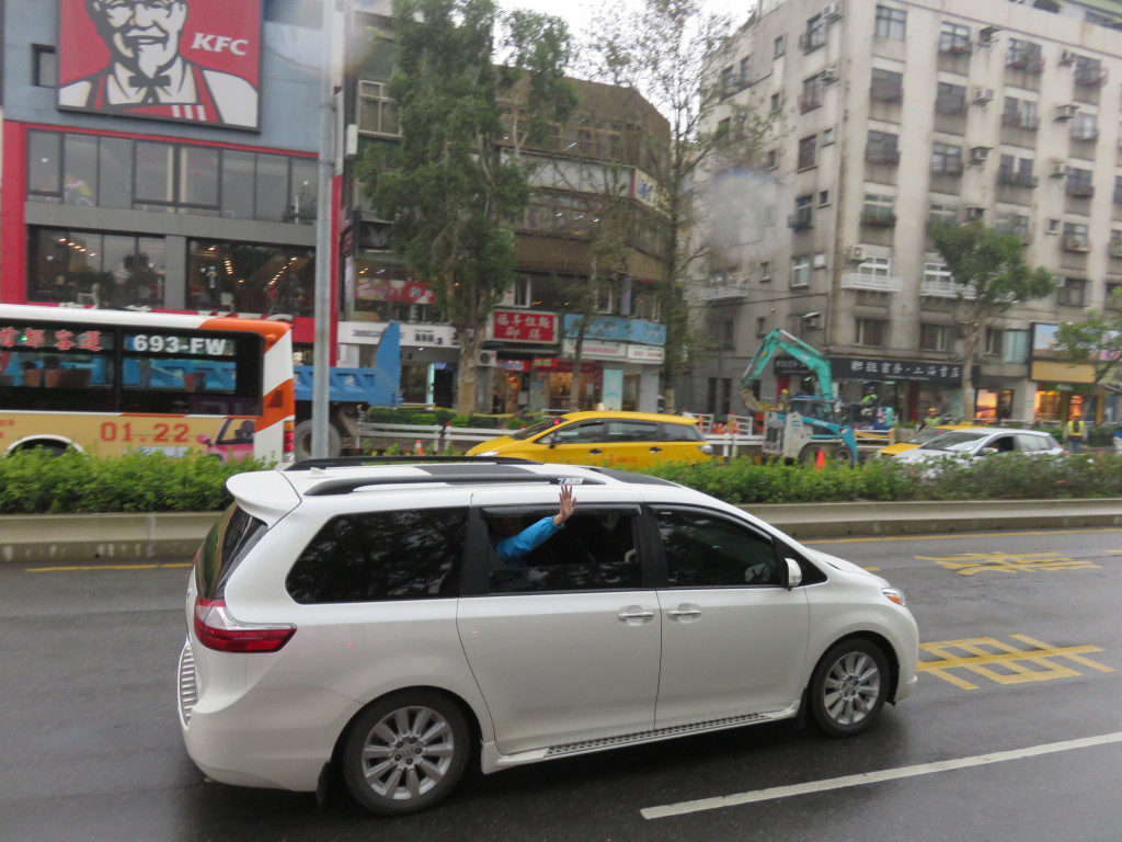 朱立倫掃街結束後搭乘保姆車離去。（記者唐詩攝影）