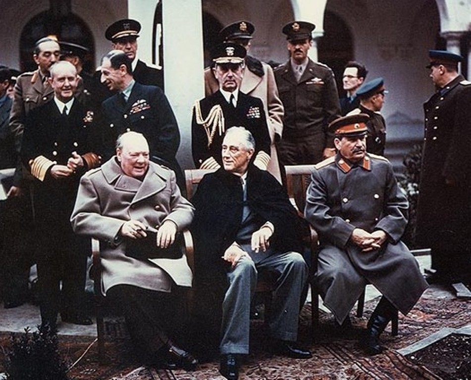 1945年2月，三位盟軍領袖共同在雅爾達會議聚首，由左至右分別為：英國首相溫斯頓·邱吉爾、美國總統富蘭克林·羅斯福與蘇聯領導人約瑟夫·史達林。圖／擷自維基百科，公有領域
