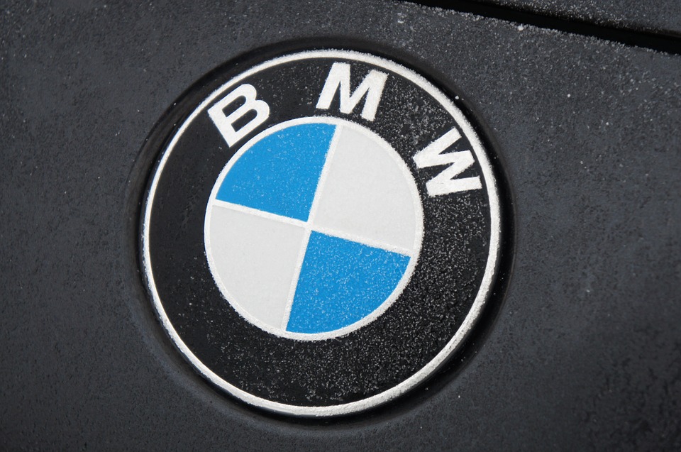 BMW因供應鏈出問題，德國萊比錫廠停產，預估每天損失上千萬歐元以上。圖/CC0 Public Domain