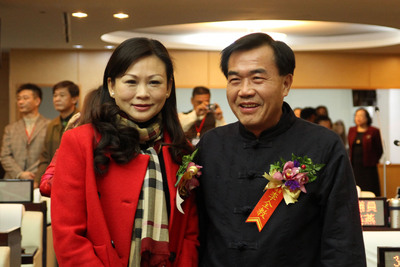 台南市議會25日進行議長改選，國民黨推出的李全教（右）突破綠營過半優勢，當選台南市第二屆議會議長。(中央社)