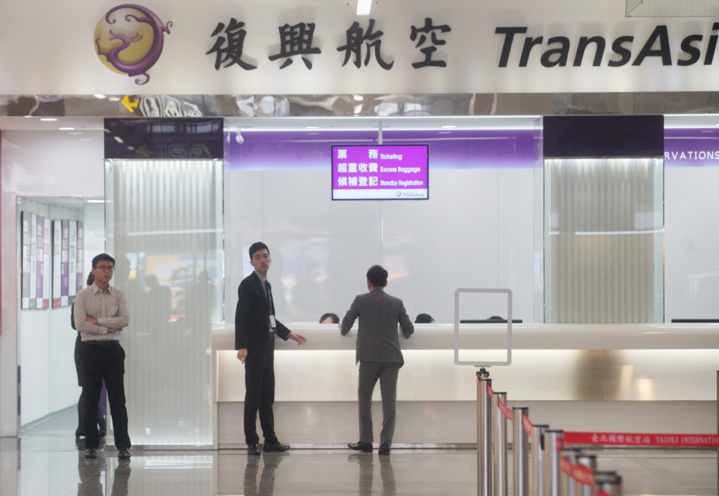 復興航空無預警停航又宣布解散，22日晚間公布退票辦法，華航與長榮也出手相助，以半價優惠協助轉運，而民航局則是先對無預警停航開罰300萬。圖/張良一