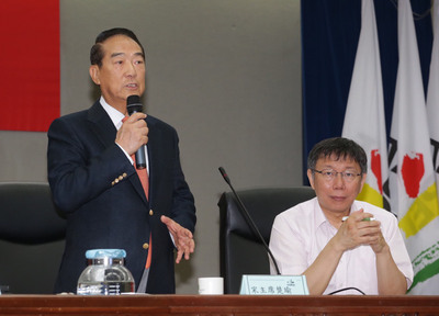 台北市長柯文哲今天邀請親民黨主席宋楚瑜赴市政會議發表「領導變革組織文化」專題演講,會後被問到中國國民黨2016總統大選由洪秀柱出線,是否會改變他的參選意願?宋楚瑜表示,8月時會明確向大家交待。(中央社20150616)