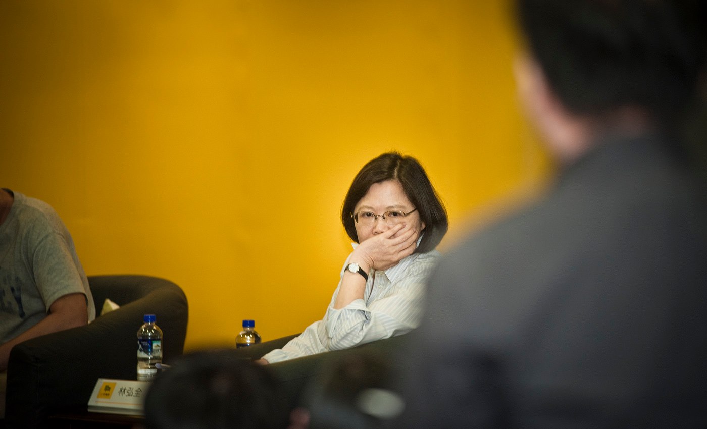 蔡英文主席若當選總統，她要承負的重擔，絕對超過李、陳、馬三位總統……。蔡英文不只要讓國人相信她會當選，更要讓國人相信她當選之後會治理台灣，引領台灣。(照片：取自蔡英文fb）