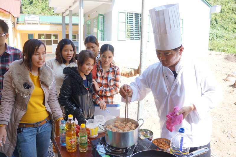 彰基營養部供膳組大廚洪漢堂示範，以豆渣製作肉丸子。  