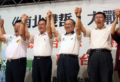 無黨籍台北市長參選人柯文哲（右）6日傍晚南下嘉義市，與民進黨嘉義市長參選人涂醒哲（左2）進行「南北雙哲、大戰權貴」對談；柯文哲推崇涂醒哲行政資歷完整。(中央社)