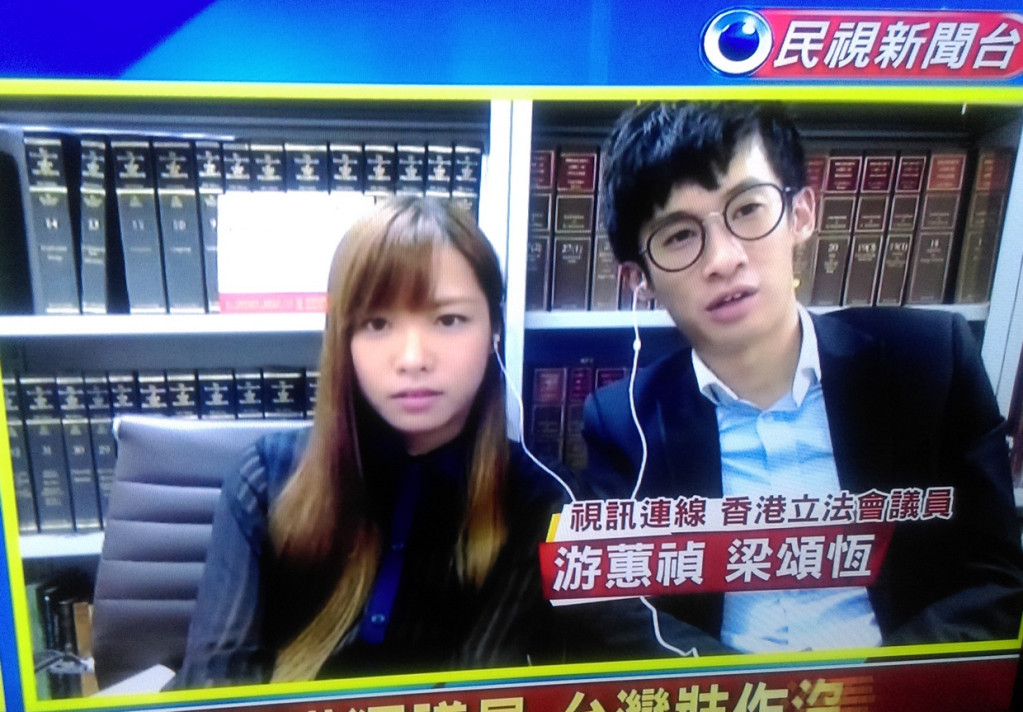 香港「青年新政」本土派議員梁頌恆及游蕙禎16日晚間接受《政經看民視》視訊連線訪問。圖／翻攝自民視新聞