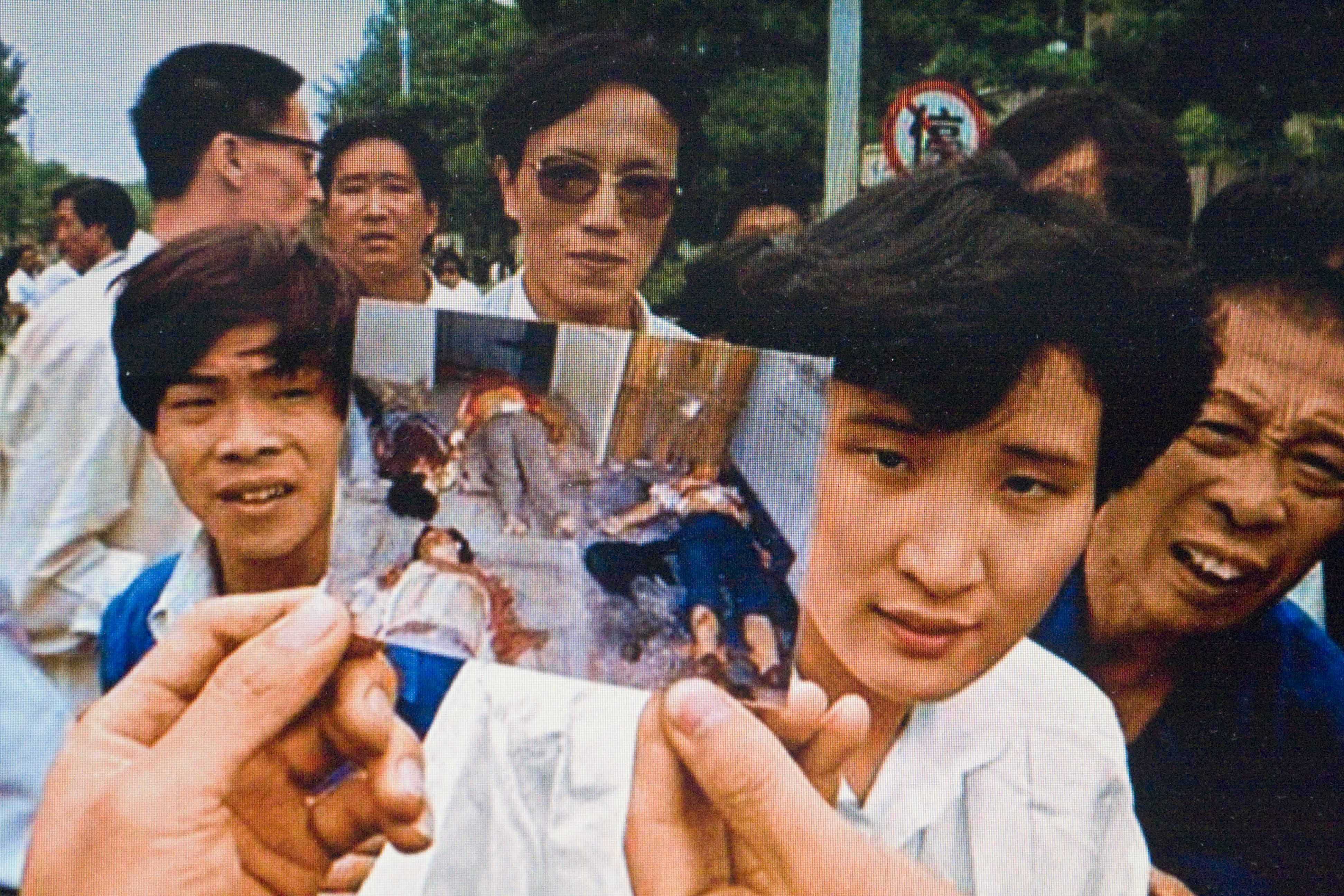 1989年天安門附近的人們展現死者照片(網路圖片翻攝)