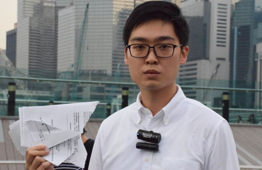 9月4日的香港立法會選舉，有意參選的6位本土派人士被取消參選資格。圖為香港民族黨召集人陳浩天與取消參選資格通知書。圖／取材自美國之音VOA