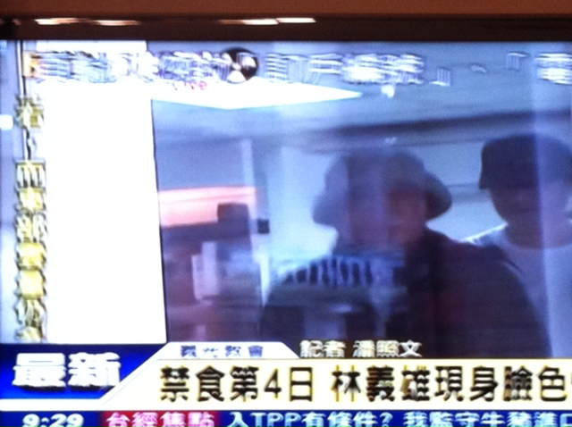 林義雄向媒體揮手致意（翻拍自三立電視）