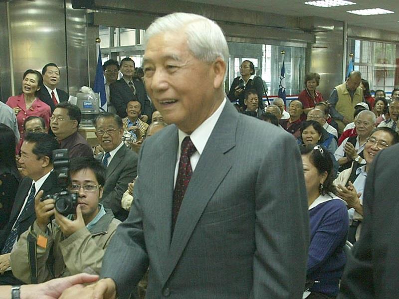 前國防部長蔣仲苓（前右）昨日因病逝世，享壽93歲。（資料照片，中央社）20150319