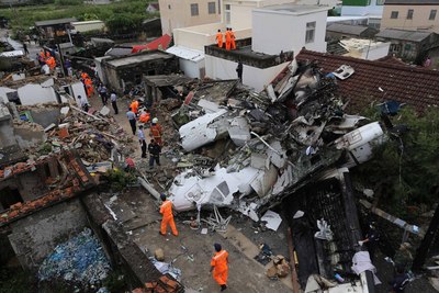 復興航空GE222班機23日晚間在澎湖馬公重飛失敗墜毀，造成48死10傷慘劇，失事現場四處可見機體殘骸。（中央社）