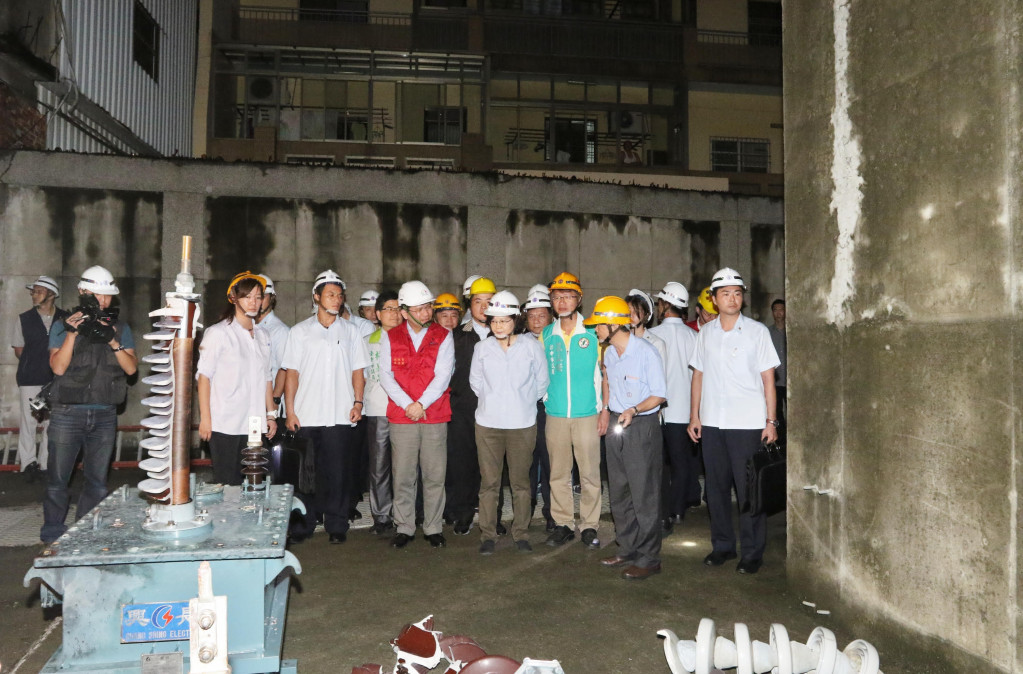 蔡英文總統28日慰問搶救電線桿斷倒的工作人員，並轉往沙鹿區清泉變電所視查勘災。圖／台中市新聞局