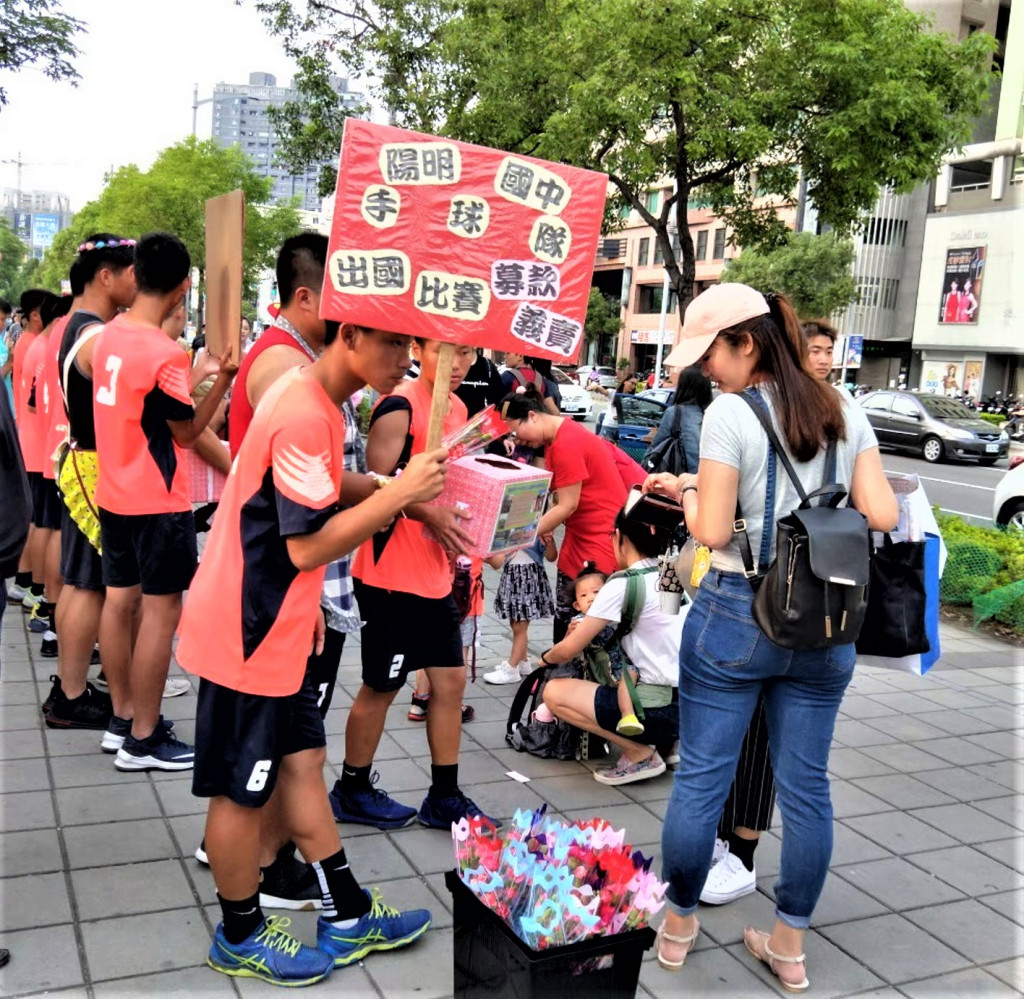 陽明國中男子手球隊，5月上街賣康乃馨籌款赴丹麥參與「2019年丹麥/喬陵蘭國際手球分齡錦標賽」的比賽經費。(圖/高市教育局)