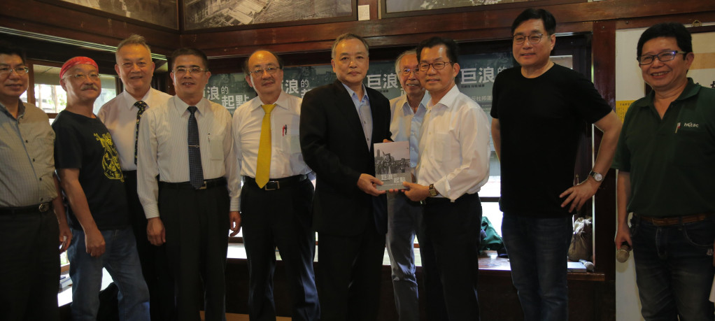李應元 (右3) 應邀出席《巨浪的起點：鹿港反杜邦運動30周年紀錄文集》演講暨座談會並接受贈書。圖／主辦單位提供