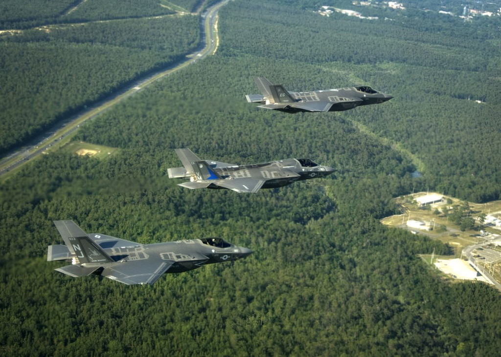 三種型號的F-35列隊飛行，從上到下分別是F-35A、F-35B和F-35C。圖片取自/Wikipedia/ U.S. Air Force photo by Staff Sgt. Katerina Slivinske