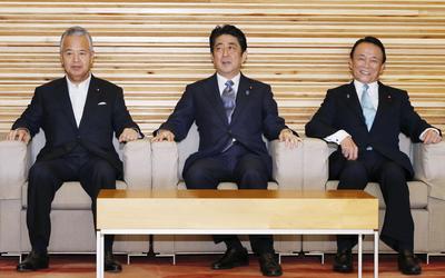 日參議員通過安保法案解禁集體自衛權，首相安倍晉三(中)會後強調，法案是為了防範戰爭。(中央社資料照片)