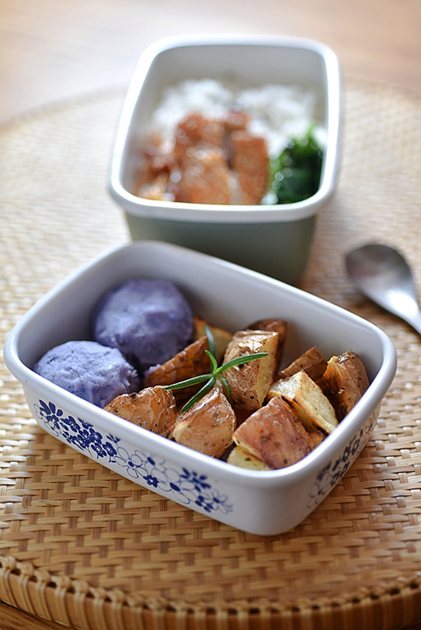 本週菜單:雙色洋芋(紫洋芋泥、香料烤紅馬鈴薯)、煎雞排、炒時蔬。烤馬鈴薯相當容易做,是皮蛋很常吃的下午點心。