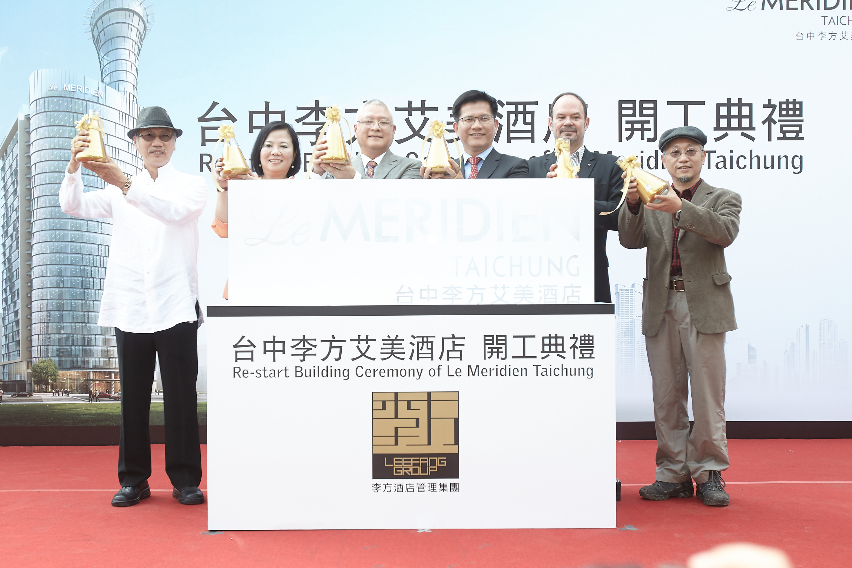 台中市長林佳龍（右三）與雕塑藝術家謝棟樑（左一）受邀參加台中李方艾美酒店開工典禮（汪明毅攝）