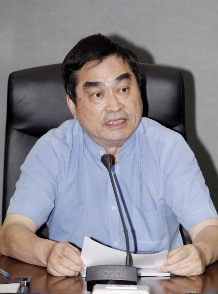台北市副市長鄧家基舉行記者會，對遠雄提出的大巨蛋改善方案表示還要再研究，並將於明日宣布大巨蛋解約或續建。圖／張良一