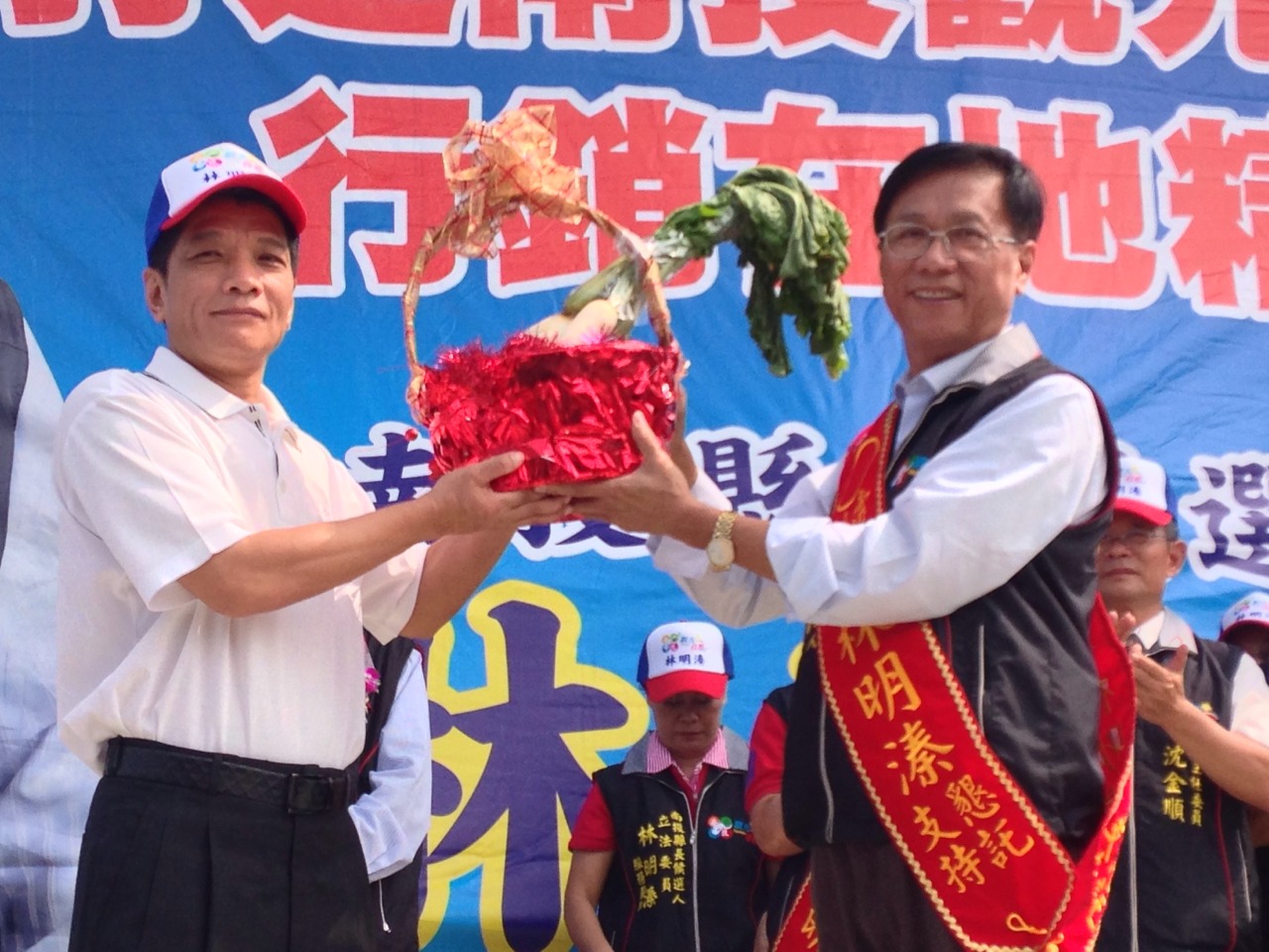 南投縣長候選人林明溱竹山鎮競選服務處成立，支持民眾相當多黨內外人士都有，縣議會議長何勝豐除親自送上「好菜頭」外還說，林明溱任內爭取那麼多經費建設南投，不選他要選誰？拜託選民支持林明溱。（記者石振賢攝）