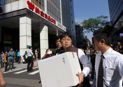 檢方偵辦頂新旗下正義劣油風波，16日檢調搜索味全總公司，帶回物證調查。(中央社)