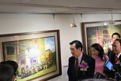 總統馬英九（左）出席蔣渭水歷史留真油畫巡迴展，他讚許蔣渭水有遠見，是「台灣的孫中山」。（中央社）20150412
