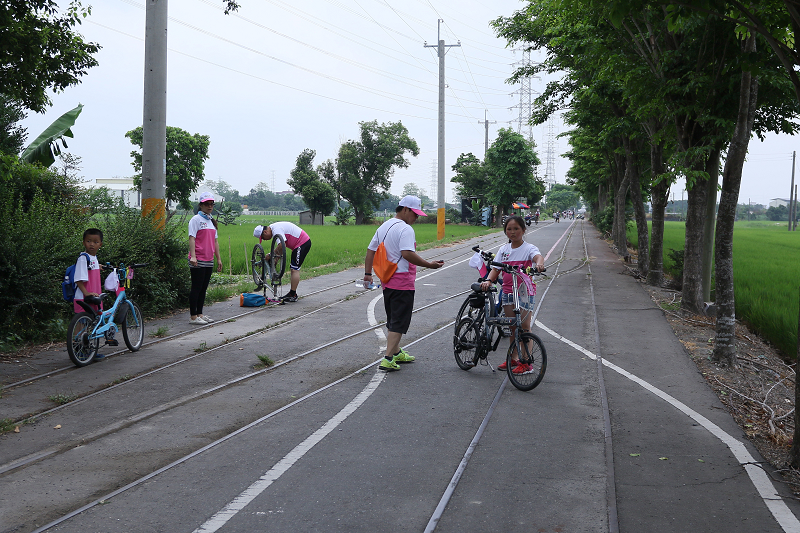 廢棄台糖五分車鐵道變身為「埤頭鄉台糖舊鐵道綠色廊道」，沿途不但有農村風光、在地農特產品展售，更是一百多年前日本人領台後第一批大規模開發的灣生故鄉，有十多個「移民庄」遺跡。圖／取自彰化縣埤頭鄉公所網站