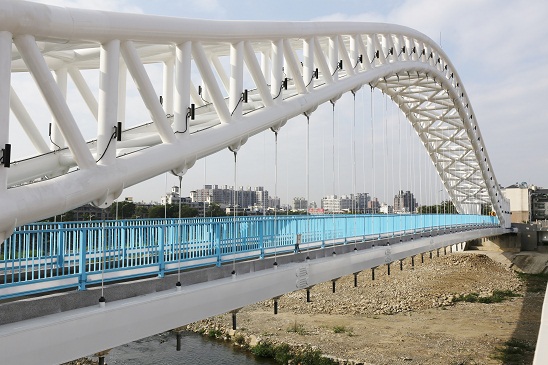 聯接旱溪東西岸的「海天橋」，耗資1億8千萬元，寬卅公尺，且有人車分流及自行車道，美觀安全，曾獲兩個金質獎。（中市新聞局提供）