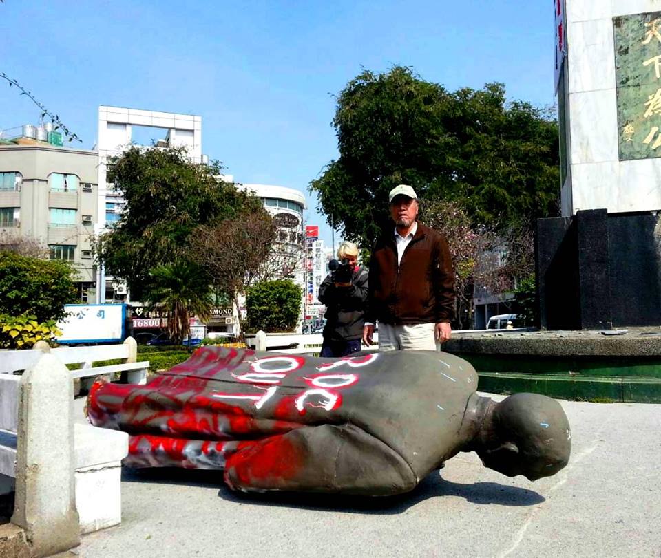自由台灣黨主席蔡丁貴喊話,蔡政府228前若不拆除「中正廟」銅像,當天將拉倒蔣介石銅像。圖為蔡拉倒台南湯德章公園內孫文銅像/公投盟提供。