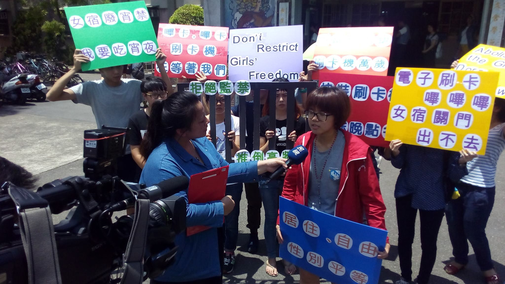 為抗議輔大性別歧視的男女宿舍制度，學生會長廖郁雯30日起展開絕食行動，呼籲校方承諾並回應四大訴求，否則每天都將有絕食者加入，並展開更大規模的抗爭行動。（圖取自輔大灰姑娘臉書）