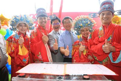 立法院副院長蔡其昌（右3）宣布支持林佳龍連任。圖為蔡其昌與林佳龍連袂出席集團結婚。圖／中央社